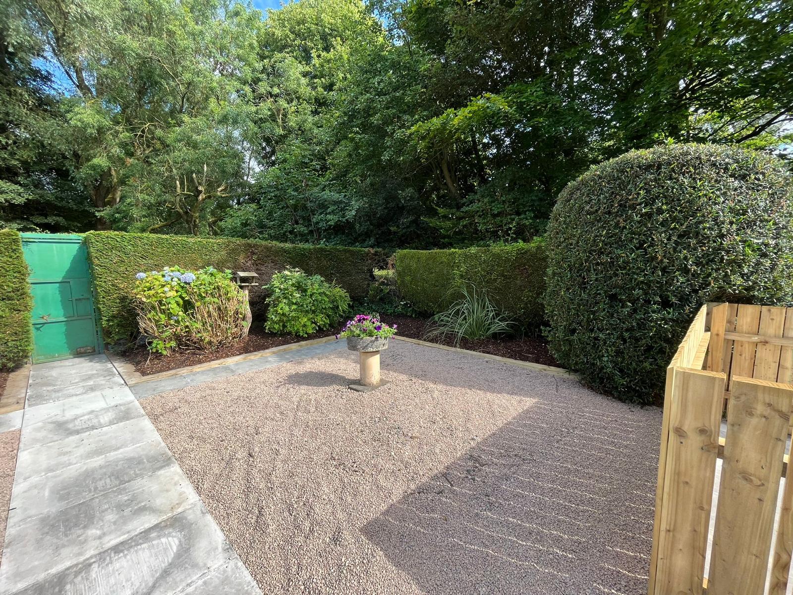 garden clean and trim hedges maintenance